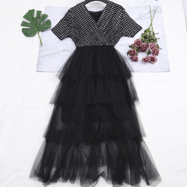 Modern női hosszú ruha V-nyakkal, fekete színben