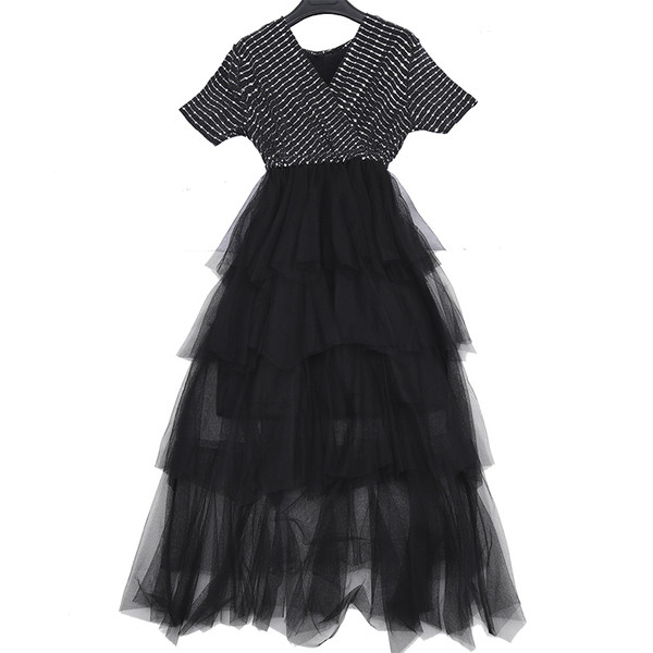 Modern női hosszú ruha V-nyakkal, fekete színben