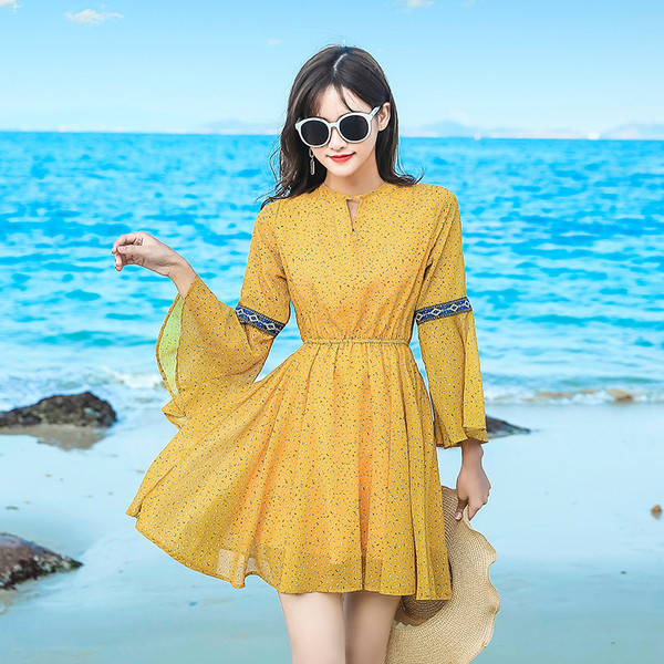 Modern női ruha csupasz háttal piros és sárga színben