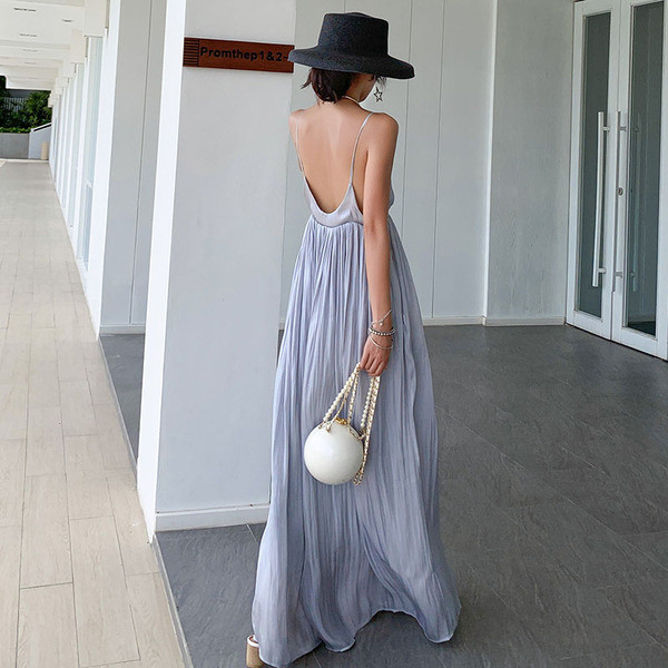 Stílusos női hosszú ruha vékony szürke pántokkal