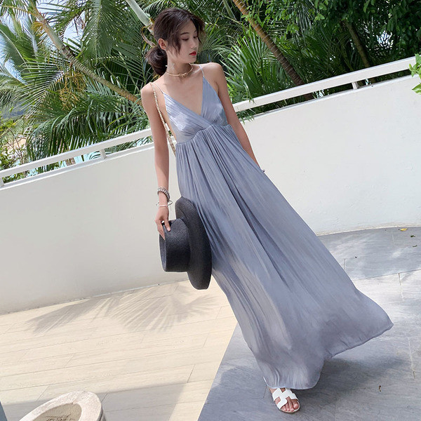 Stílusos női hosszú ruha vékony szürke pántokkal