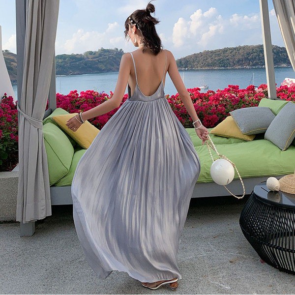 Stílusos női hosszú ruha vékony szürke pántokkal