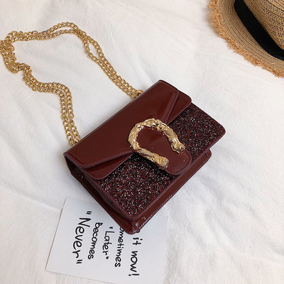 Κομψή γυναικεία τσάντα με λαμπερά στοιχεία και μεταλλική αλυσίδα σε τρία χρώματα δύο μεγεθών