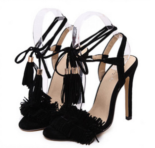 Stílusos női szandál magassarkúval, bojt elemmel több színben