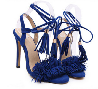 Stílusos női szandál magassarkúval, bojt elemmel több színben