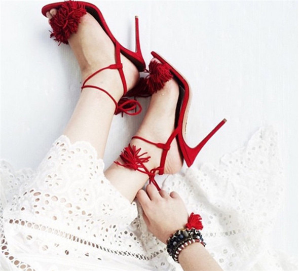 Stílusos női szandál magassarkúval, bojt elemmel több színben