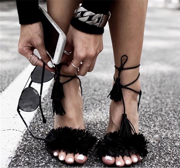 Stílusos női szandál magassarkúval, bojt elemmel több színben