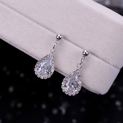 Jelenlegi női fülbevaló arany és ezüst színben