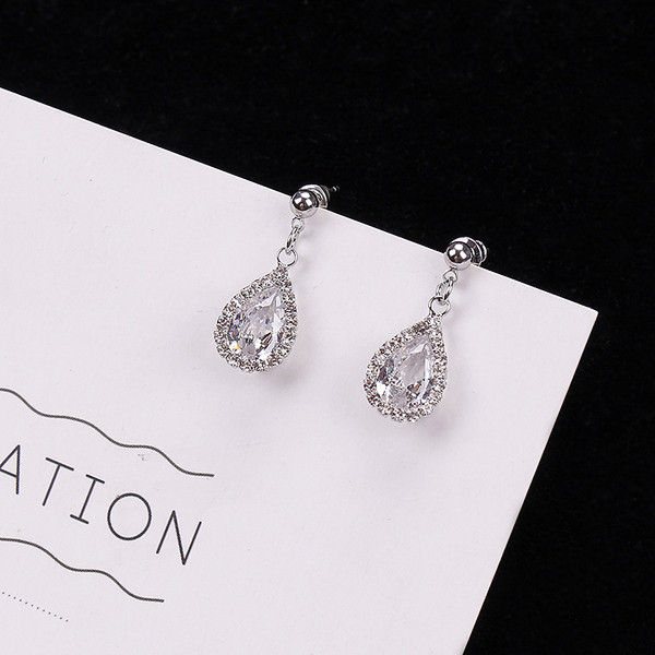 Jelenlegi női fülbevaló arany és ezüst színben