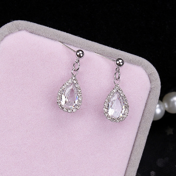 Jelenlegi női fülbevaló arany és ezüst színben