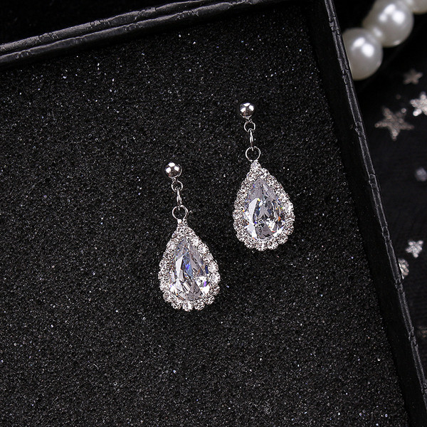 Jelenlegi női fülbevaló arany és ezüst színben