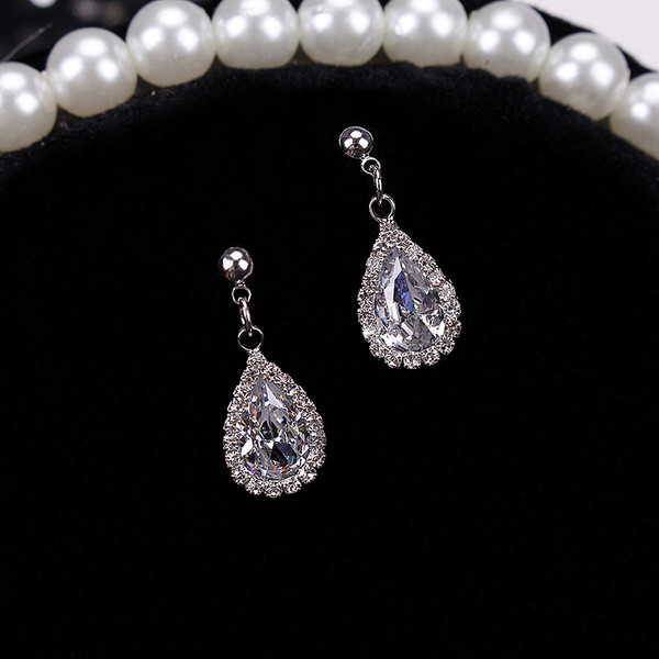 Jelenlegi női fülbevaló arany és ezüst színben