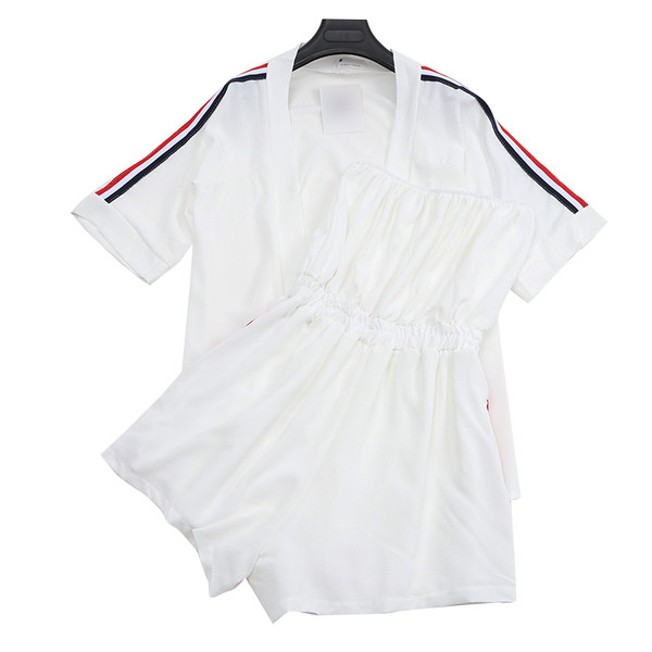 Μοντέρνο γυναικείο σετ από δύο μέρη φόρμες + σακάκι σε λευκό και μαύρο χρώμα