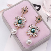 Stílusos női fülbevaló színes kövekkel és gyöngyökkel