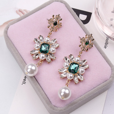 Stílusos női fülbevaló színes kövekkel és gyöngyökkel