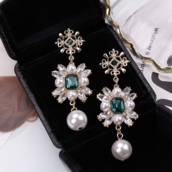 Stílusos női fülbevaló színes kövekkel és gyöngyökkel