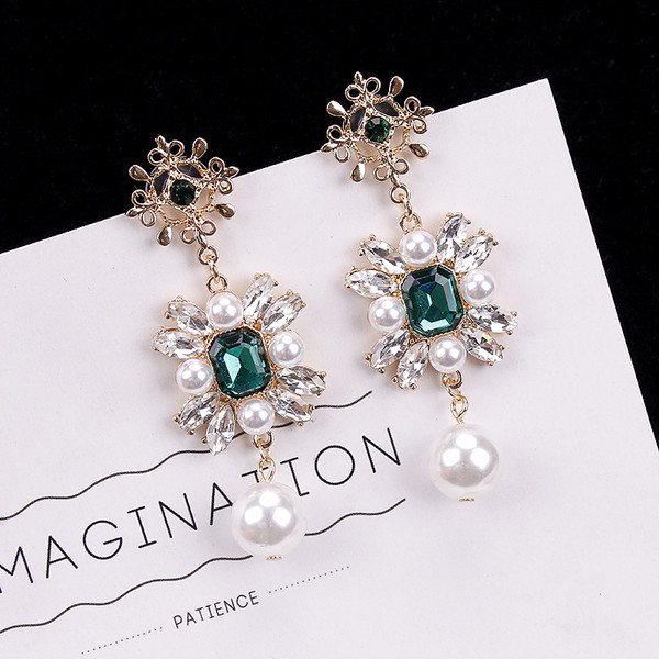 Stílusos női fülbevaló színes kövekkel és gyöngyökkel