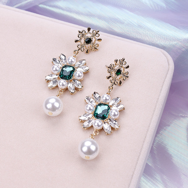 Stílusos női fülbevaló színes kövekkel és gyöngyökkel