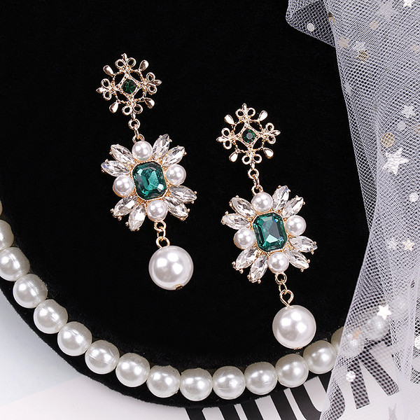 Stílusos női fülbevaló színes kövekkel és gyöngyökkel