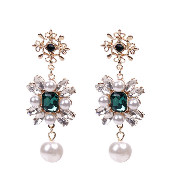 Stílusos női fülbevaló színes kövekkel és gyöngyökkel