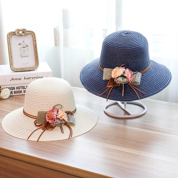 Női strandkalap virág díszítéssel