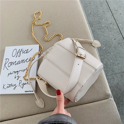 Öko bőrből készült modern női táska fényes elemekkel és fémlánccal