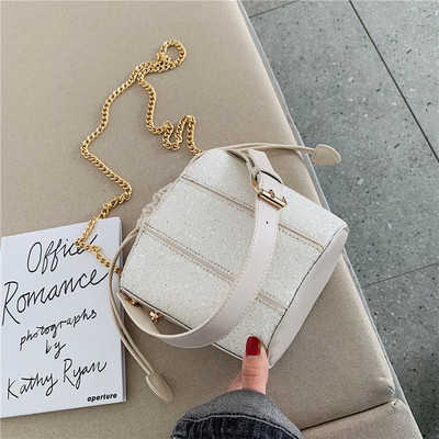 Öko bőrből készült modern női táska fényes elemekkel és fémlánccal