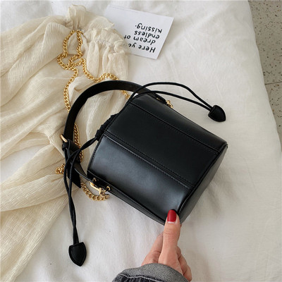 Öko bőrből készült modern női táska fényes elemekkel és fémlánccal