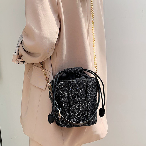 Öko bőrből készült modern női táska fényes elemekkel és fémlánccal