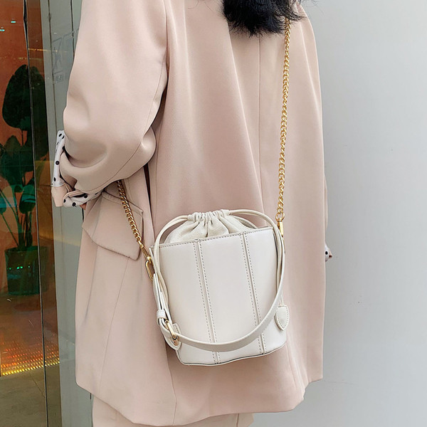 Öko bőrből készült modern női táska fényes elemekkel és fémlánccal