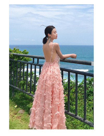 Modern női hosszú ruha vékony pántokkal, csupasz háttal rózsaszín és fehér színben