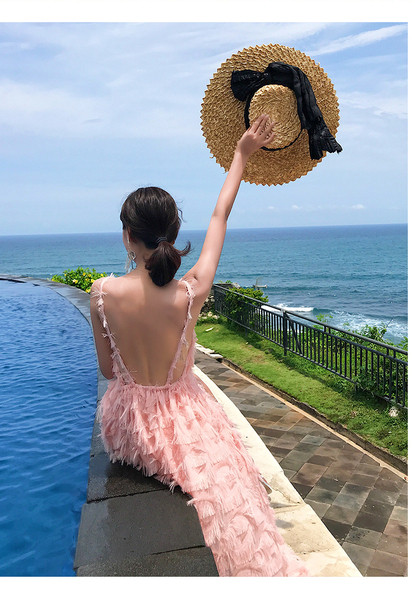 Modern női hosszú ruha vékony pántokkal, csupasz háttal rózsaszín és fehér színben