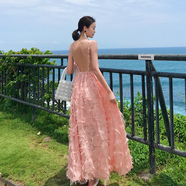 Modern női hosszú ruha vékony pántokkal, csupasz háttal rózsaszín és fehér színben