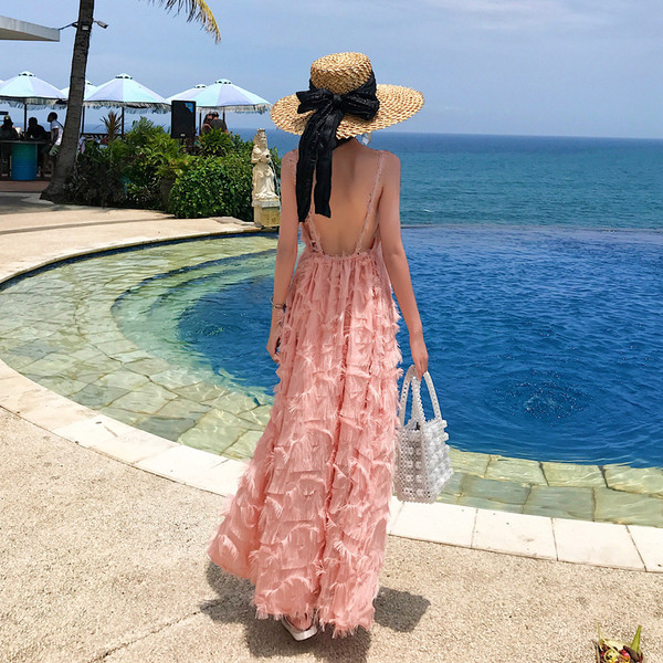 Modern női hosszú ruha vékony pántokkal, csupasz háttal rózsaszín és fehér színben