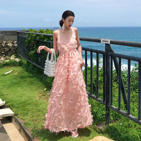 Modern női hosszú ruha vékony pántokkal, csupasz háttal rózsaszín és fehér színben