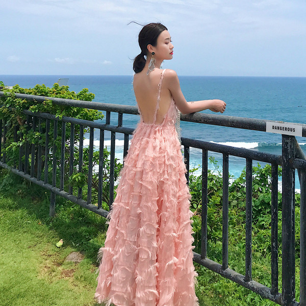 Modern női hosszú ruha vékony pántokkal, csupasz háttal rózsaszín és fehér színben