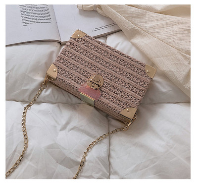 Modern női táska téglalap alakú öt színben, fém elemekkel és lánccal