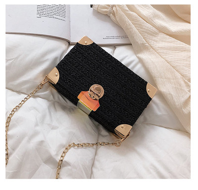 Modern női táska téglalap alakú öt színben, fém elemekkel és lánccal