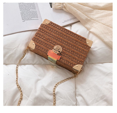 Modern női táska téglalap alakú öt színben, fém elemekkel és lánccal