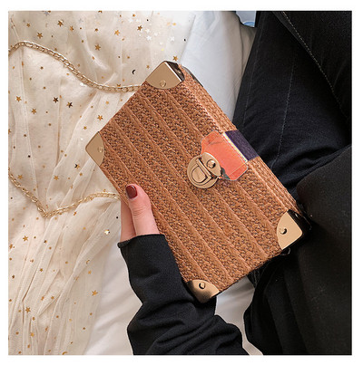 Modern női táska téglalap alakú öt színben, fém elemekkel és lánccal