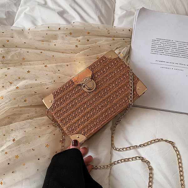 Modern női táska téglalap alakú öt színben, fém elemekkel és lánccal