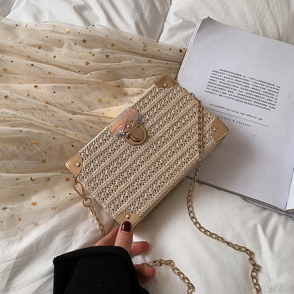 Modern női táska téglalap alakú öt színben, fém elemekkel és lánccal