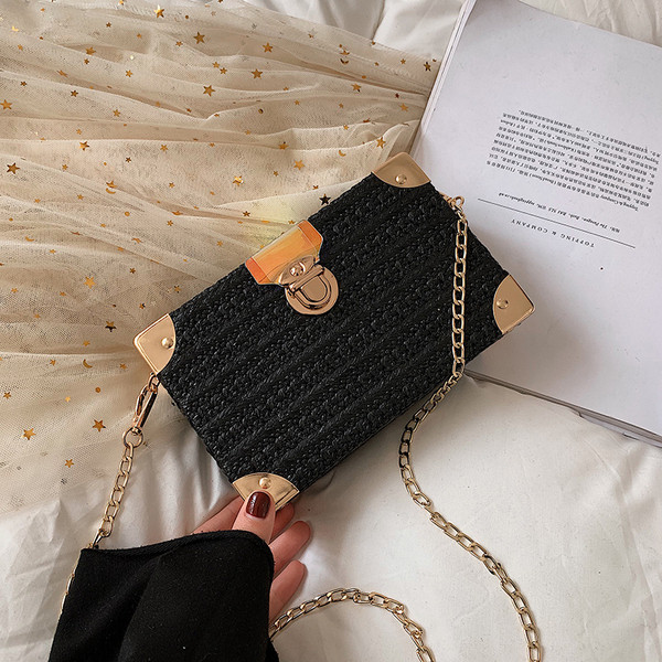 Modern női táska téglalap alakú öt színben, fém elemekkel és lánccal