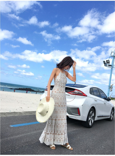 Rochie lungă de damă elegantă, cu bretele subțiri, în culoarea albă