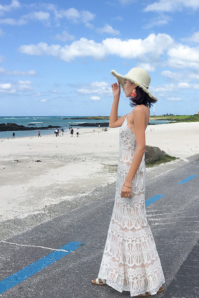 Rochie lungă de damă elegantă, cu bretele subțiri, în culoarea albă