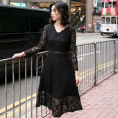 Stílusos női ruha csipkével és V-nyakkal, három színben