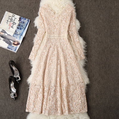 Stílusos női ruha csipkével és V-nyakkal, három színben