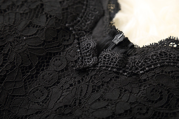 Stílusos női ruha csipkével és V-nyakkal, három színben