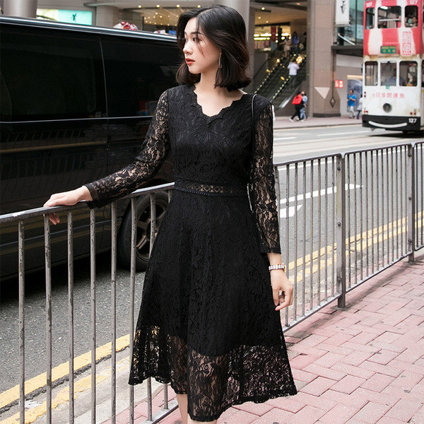 Stílusos női ruha csipkével és V-nyakkal, három színben