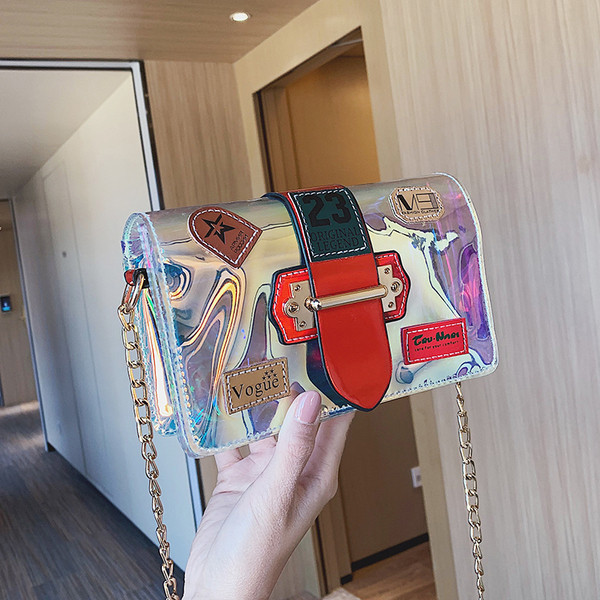 Modern női táska irizáló színekben fémlánc